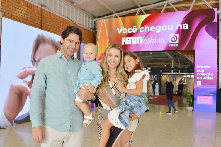 DSC_0036 - Fenin Fashion Gramado 2024 - Denis Viana, Kim Barcellos com os filhos Teo e Lis - foto de Liane Neves